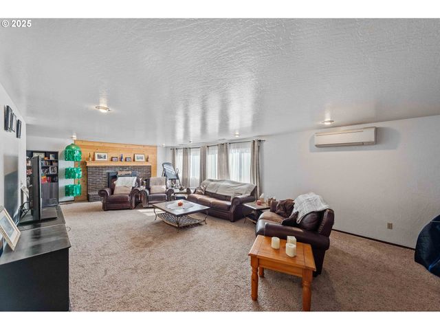 2355 LOMBARD St, North Bend, OR 97459