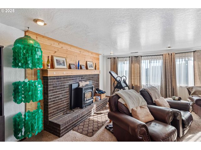 2355 LOMBARD St, North Bend, OR 97459