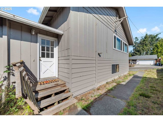 2355 LOMBARD St, North Bend, OR 97459