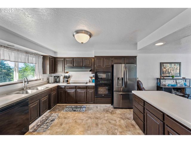 2355 LOMBARD St, North Bend, OR 97459