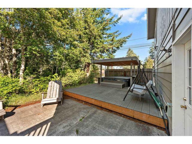 2355 LOMBARD St, North Bend, OR 97459