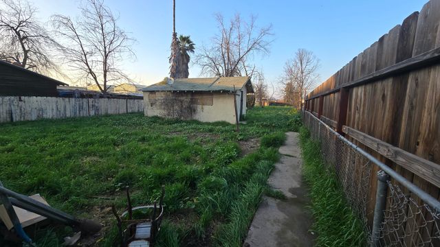 632 E Douglas Avenue, Visalia, CA 93292
