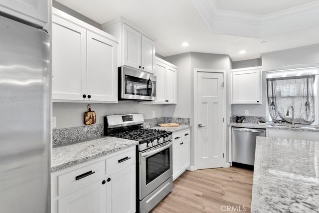 9814 Oakwood Avenue, Hesperia, CA 92345