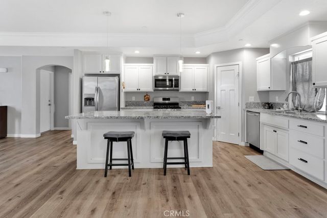 9814 Oakwood Avenue, Hesperia, CA 92345