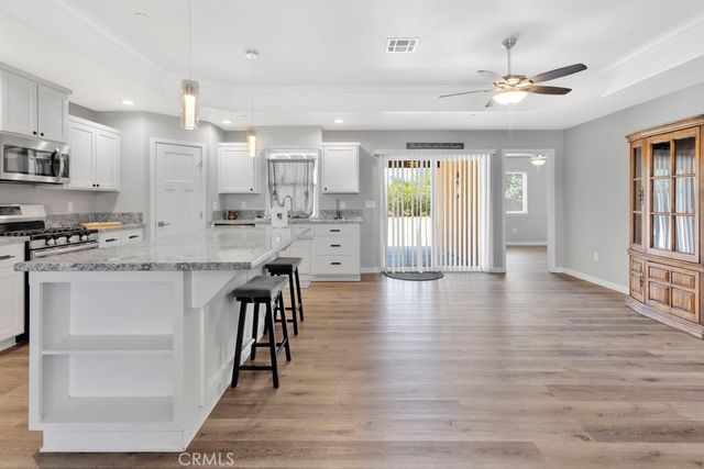 9814 Oakwood Avenue, Hesperia, CA 92345