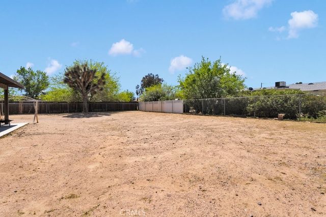 9814 Oakwood Avenue, Hesperia, CA 92345