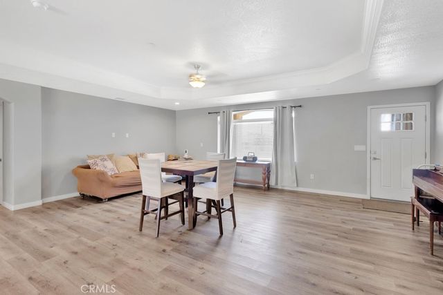 9814 Oakwood Avenue, Hesperia, CA 92345