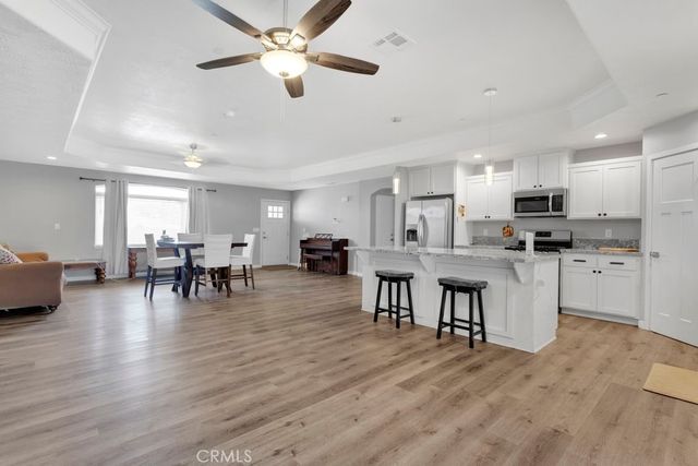 9814 Oakwood Avenue, Hesperia, CA 92345