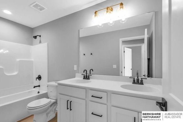 10304 S 110th Avenue, Papillion, NE 68046