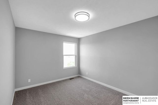 10304 S 110th Avenue, Papillion, NE 68046