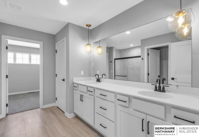 10304 S 110th Avenue, Papillion, NE 68046