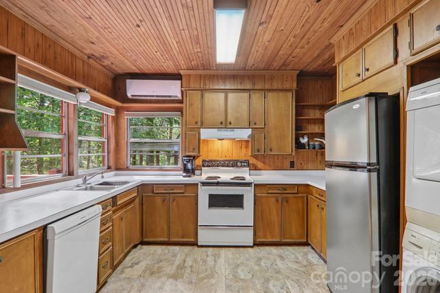 61 Bo Diddly Lane, Cedar Mountain, NC 28718