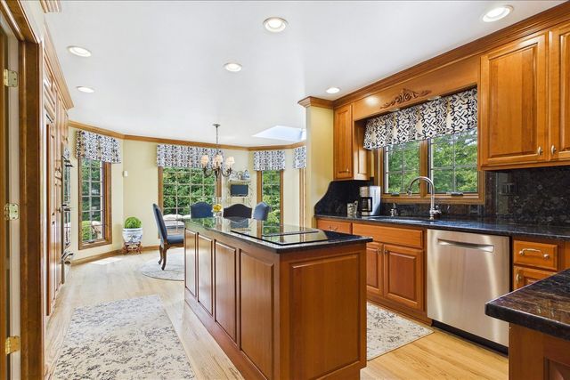 120 W Blackthorn Lane, Lake Forest, IL 60045