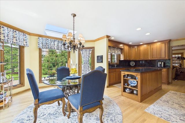 120 W Blackthorn Lane, Lake Forest, IL 60045