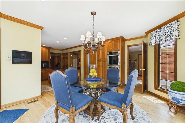 120 W Blackthorn Lane, Lake Forest, IL 60045