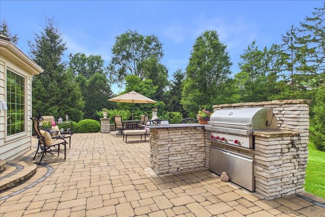 120 W Blackthorn Lane, Lake Forest, IL 60045
