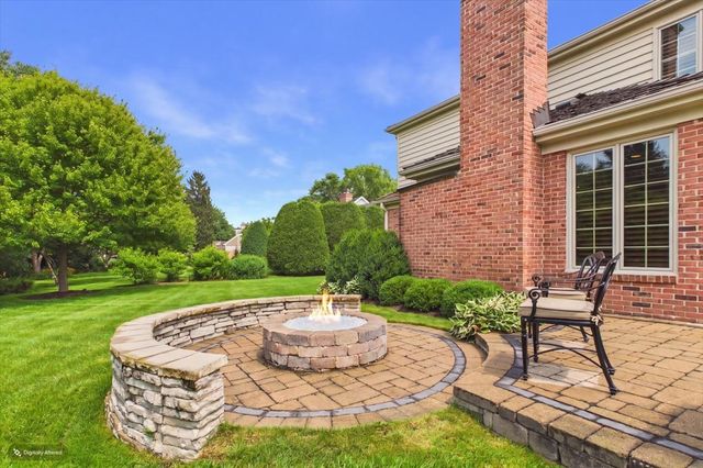 120 W Blackthorn Lane, Lake Forest, IL 60045