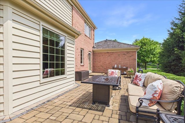 120 W Blackthorn Lane, Lake Forest, IL 60045