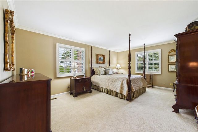 120 W Blackthorn Lane, Lake Forest, IL 60045