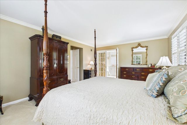 120 W Blackthorn Lane, Lake Forest, IL 60045
