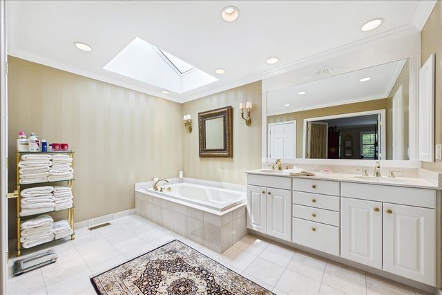 120 W Blackthorn Lane, Lake Forest, IL 60045