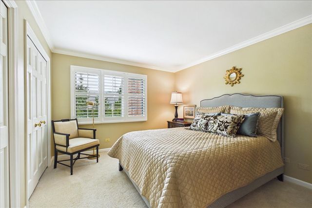 120 W Blackthorn Lane, Lake Forest, IL 60045