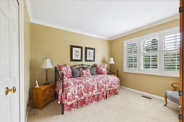 120 W Blackthorn Lane, Lake Forest, IL 60045