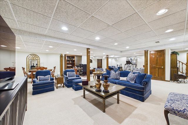 120 W Blackthorn Lane, Lake Forest, IL 60045