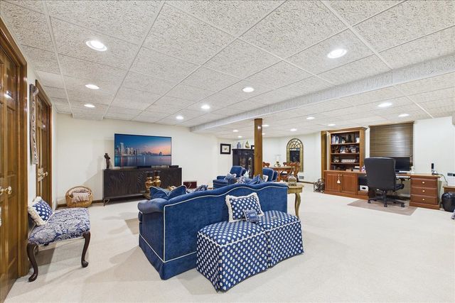 120 W Blackthorn Lane, Lake Forest, IL 60045