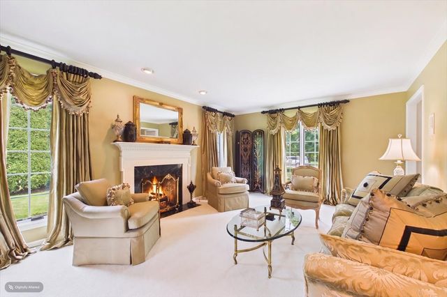 120 W Blackthorn Lane, Lake Forest, IL 60045