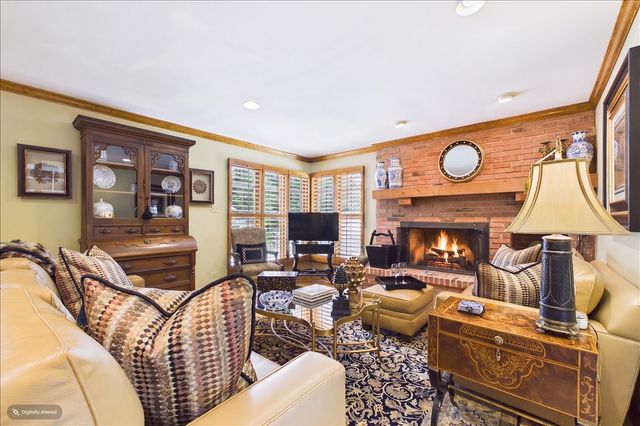 120 W Blackthorn Lane, Lake Forest, IL 60045