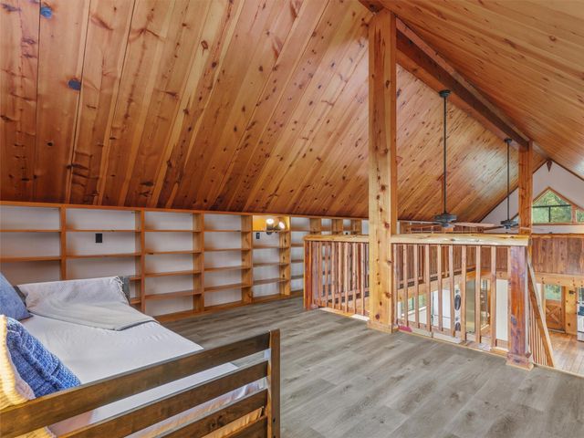 215 Lakeview DR, Smithville, TX 78957