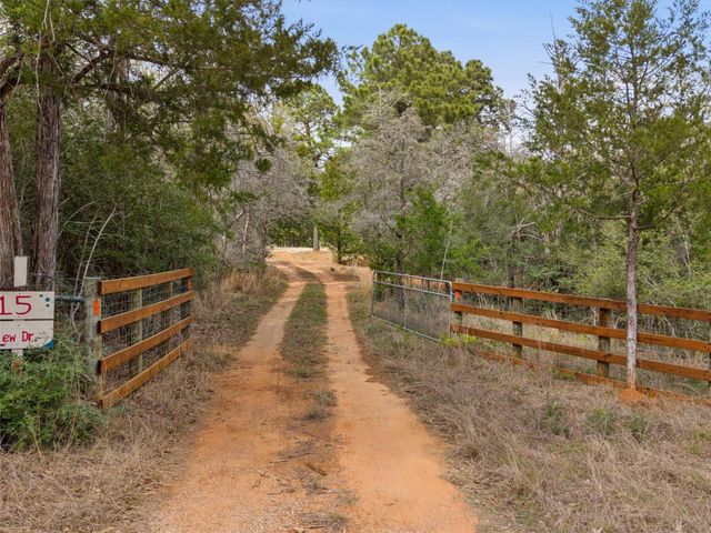 215 Lakeview DR, Smithville, TX 78957