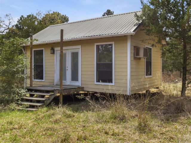 215 Lakeview DR, Smithville, TX 78957