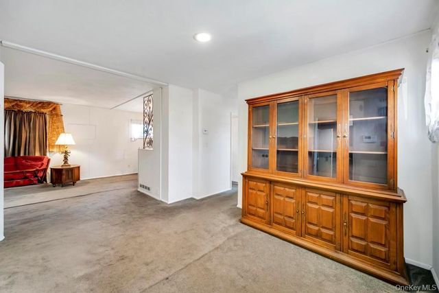 4 Hope Drive, Plainview, NY 11803