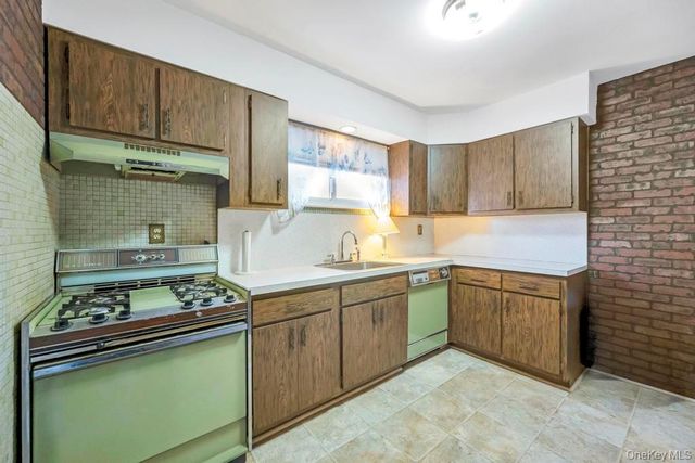 4 Hope Drive, Plainview, NY 11803