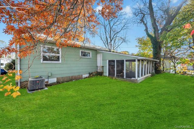 4 Hope Drive, Plainview, NY 11803