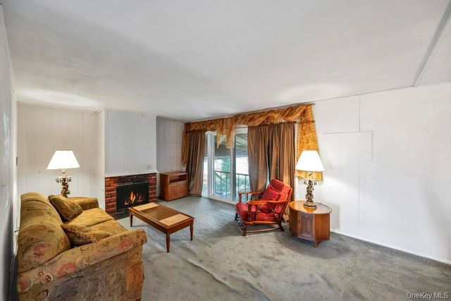 4 Hope Drive, Plainview, NY 11803