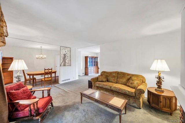 4 Hope Drive, Plainview, NY 11803