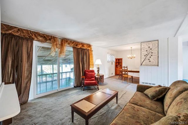 4 Hope Drive, Plainview, NY 11803