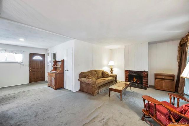 4 Hope Drive, Plainview, NY 11803