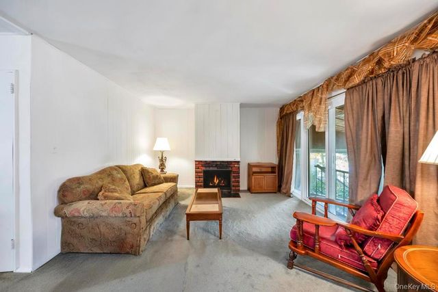 4 Hope Drive, Plainview, NY 11803