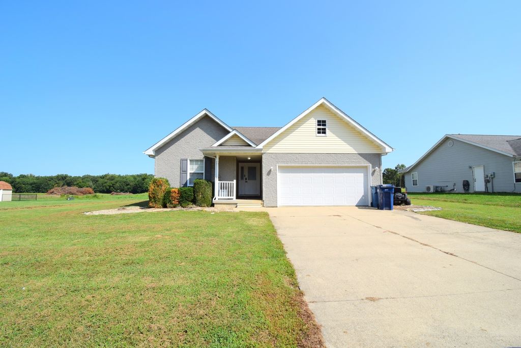 Image 1 of property listing at 4304 Woodglen Lane, Mt Vernon, IL 62864