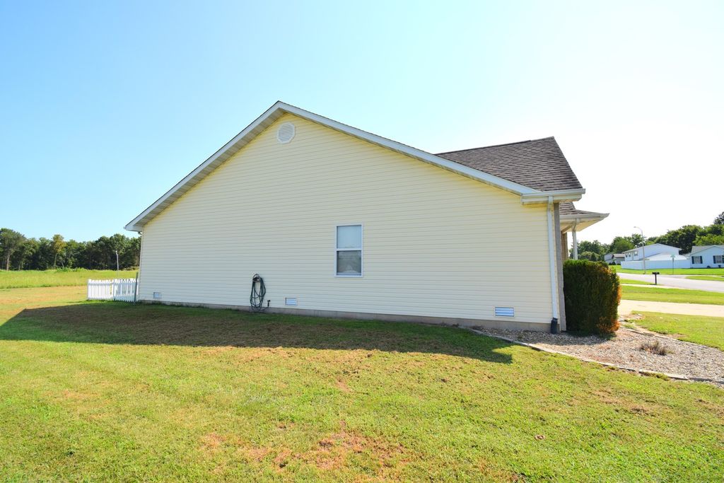 Image 2 of property listing at 4304 Woodglen Lane, Mt Vernon, IL 62864