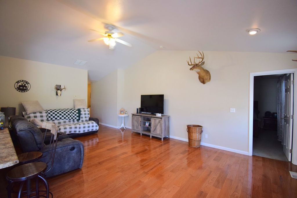 Image 12 of property listing at 4304 Woodglen Lane, Mt Vernon, IL 62864