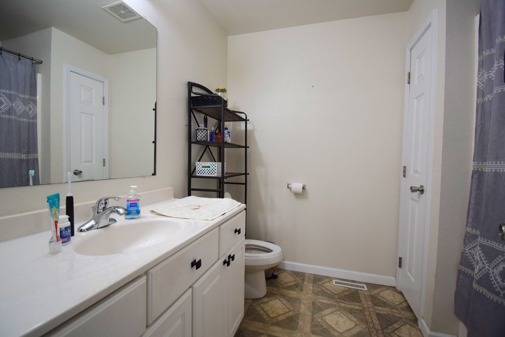 Image 14 of property listing at 4304 Woodglen Lane, Mt Vernon, IL 62864