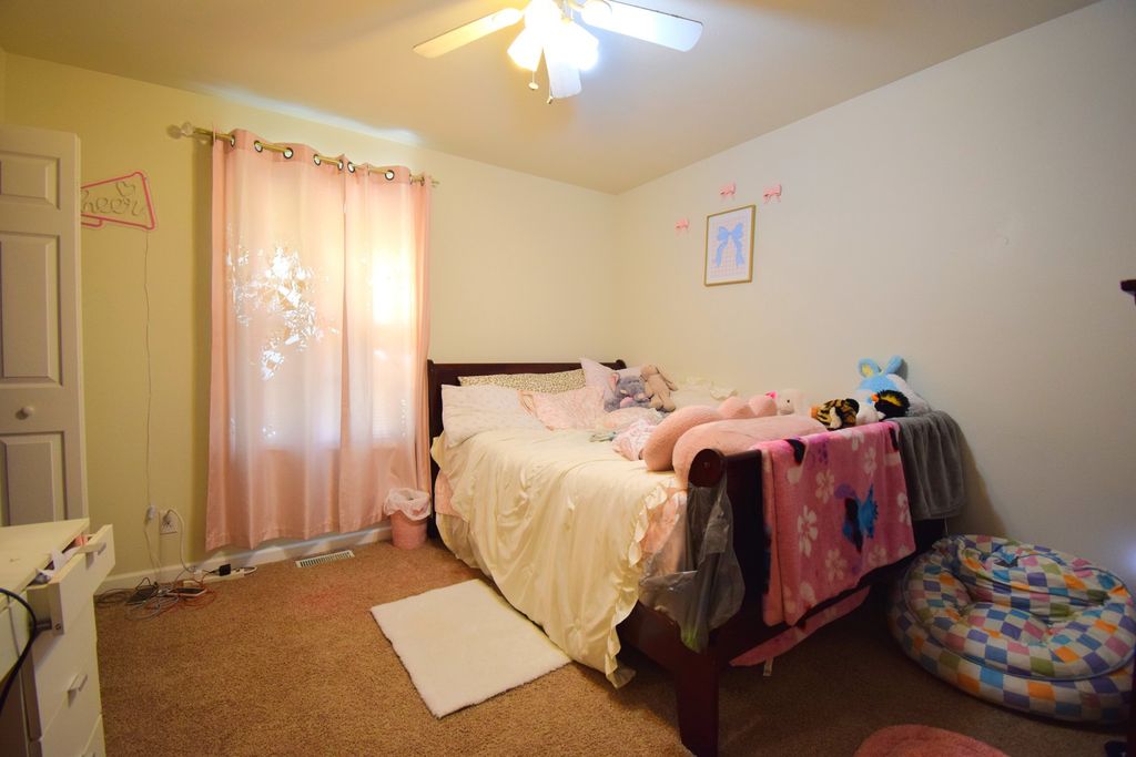 Image 15 of property listing at 4304 Woodglen Lane, Mt Vernon, IL 62864