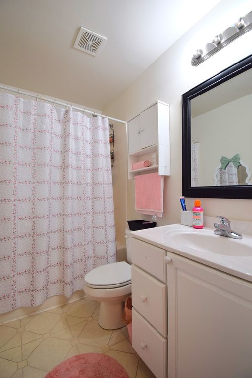 Image 16 of property listing at 4304 Woodglen Lane, Mt Vernon, IL 62864