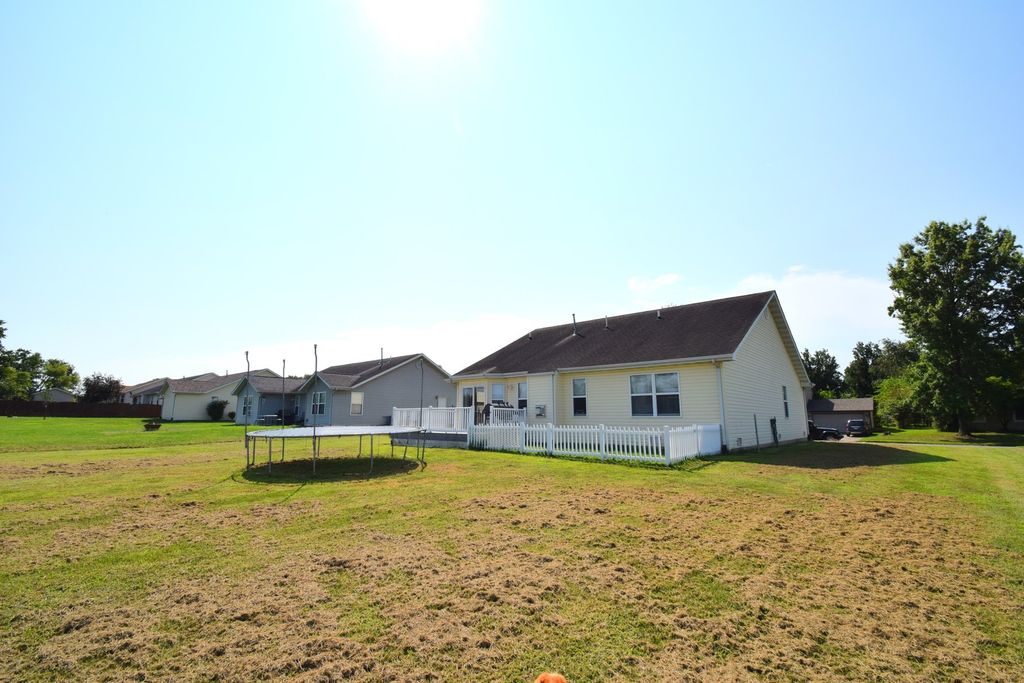 Image 3 of property listing at 4304 Woodglen Lane, Mt Vernon, IL 62864