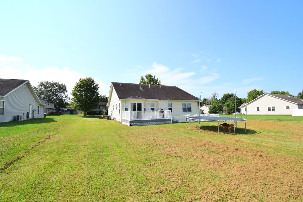 Image 4 of property listing at 4304 Woodglen Lane, Mt Vernon, IL 62864